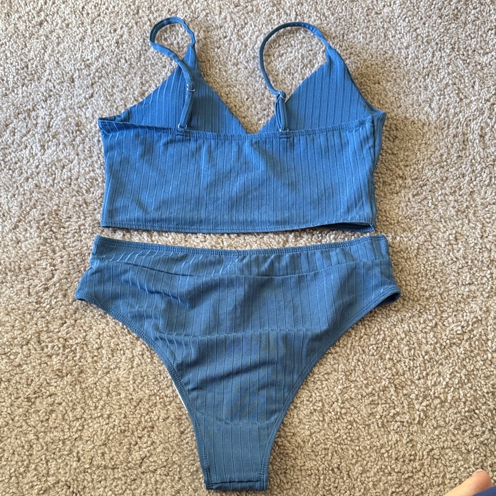 Elegant Blue Ribbed Bikini Set - Picture 3 of 3